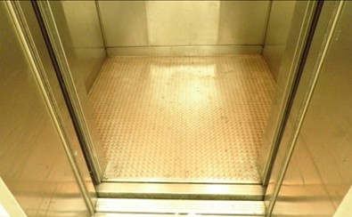 不平滑的电梯地板钢铁地面